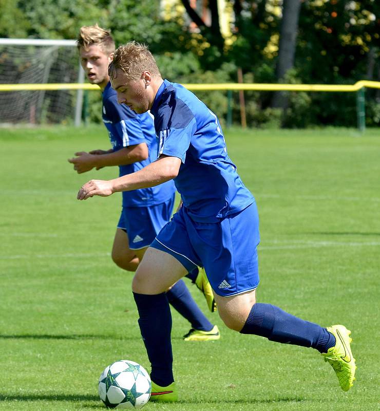 Karlovarská Slavia (v modrém) obstála v generálce, kterou vyhrála 2:0 nad Chomutovem (v bílém).