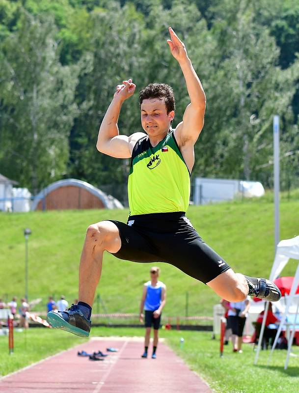 Atletická bitva tří krajů. Tu hostily o víkendu v rámci 1. kola OMD dorostu a juniorů Karlovarského, Plzeňského a Jihočeského kraje Karlovy Vary.