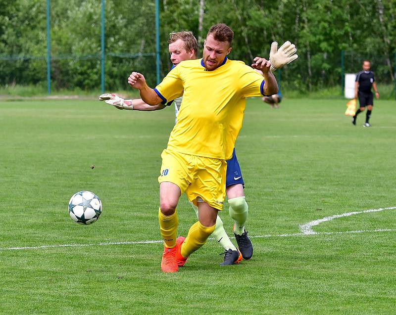 Ostrov (v modrém) sice porazil Neratovice (ve žlutém) 4:0, ale na záchranu v divizní soutěži to nestačilo.