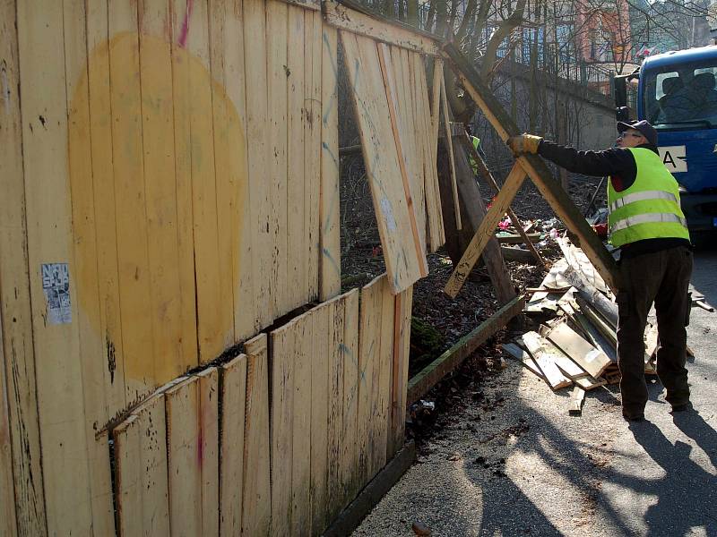 Po čtvrtstoletí začali dělníci odstraňovat starou ohradu kolem karlovarského „kamenolomu“.