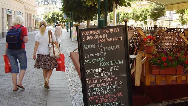 Vyberte si. Mladí lidé, které azbuka neláká, si v této restauraci z nabízených jídel vyberou jen stěží. To jsou Karlovy Vary...