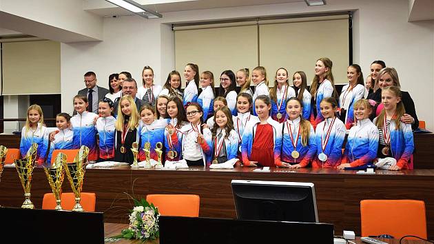 Úspěšní členové tanečního souboru byli přijati na radnici vedením města Ostrova.
