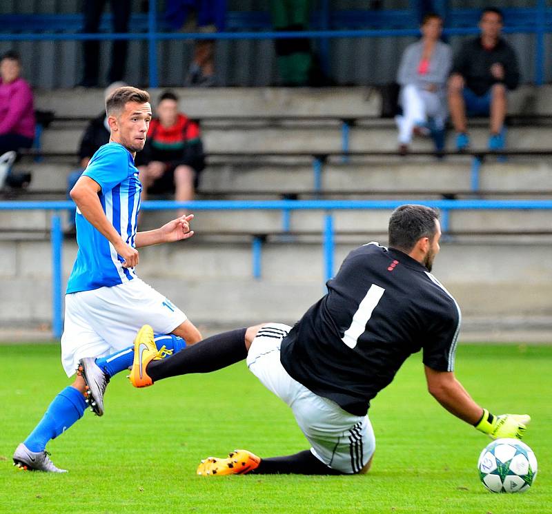 Cennou výhru 1:0 ukořistil před svými fanoušky ostrovský FK, který udolal v poměru 1:0 Mostecký FK (v šedém).