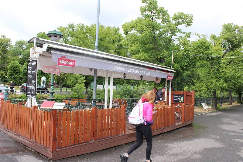 Restaurace na okraji lázeňského území marně čekají na zákazníky, jsou to totiž vesměs cizinci.