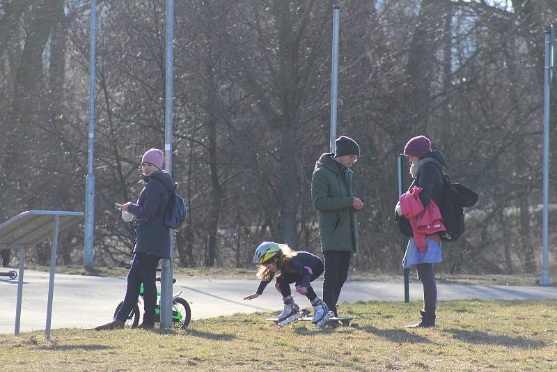 Zatímco v neděli byl poměrně klid na stezce v Tašovicích, kam lidé v poslední dny míří na procházky, rušno bylo na Meandru.