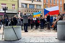 Symfonici zahráli ukrajinskou a českou hymnu před sochou T. G. Masaryka