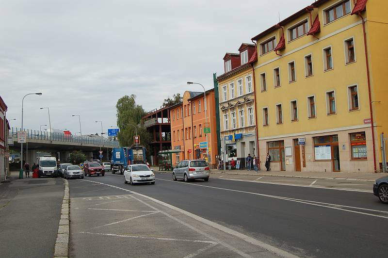 Na Rozcestí U Koníčka v Karlových Varech má vzniknout nový dopravní terminál. Nástupiště k autobusům mají být nově uprostřed vozovky. Změnou má projít i autobusové nádraží u Tržnice.