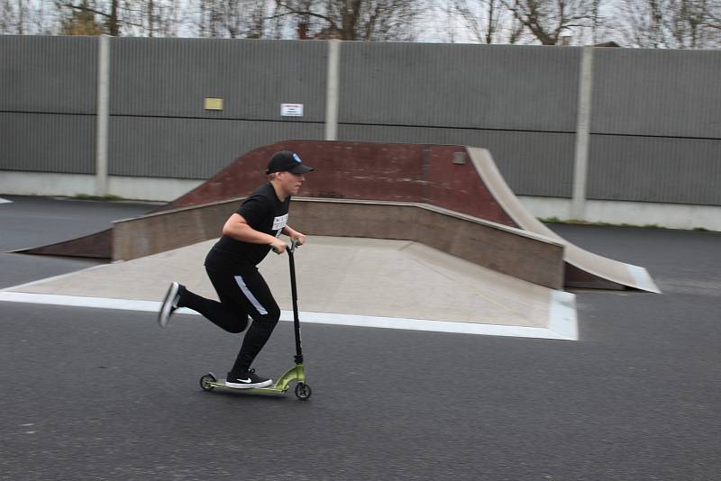 Ostrovský skatepark je opět otevřený. V sobotu zde dováděli kluci na koloběžkách.