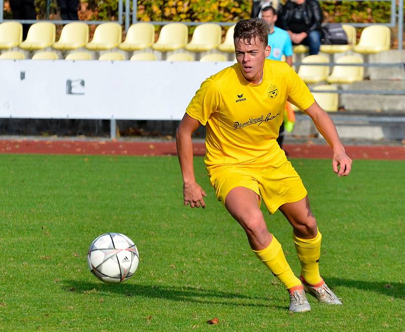 O velkou senzaci se postarali fotbalisté Mariánských Lázní (ve žlutém), když na svém hřišti šokovali vedoucí tým tabulky Admiru Praha, kterou porazili 3:0.