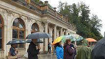 Kancelář architektury města Karlovy Vary podnikla v pondělí i za nepříznivého počasí komentovanou prohlídku městem, která měla několik zastavení. Hlavní téma byl možný zápis lázeňského trojúhelníku na seznam UNESCO.