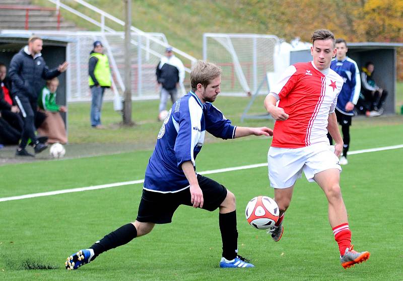 Rezerva karlovarské Slavie slavila vysokou výhru 7:1, když na drahovické umělce smázla výběr Habartova (v modrém).