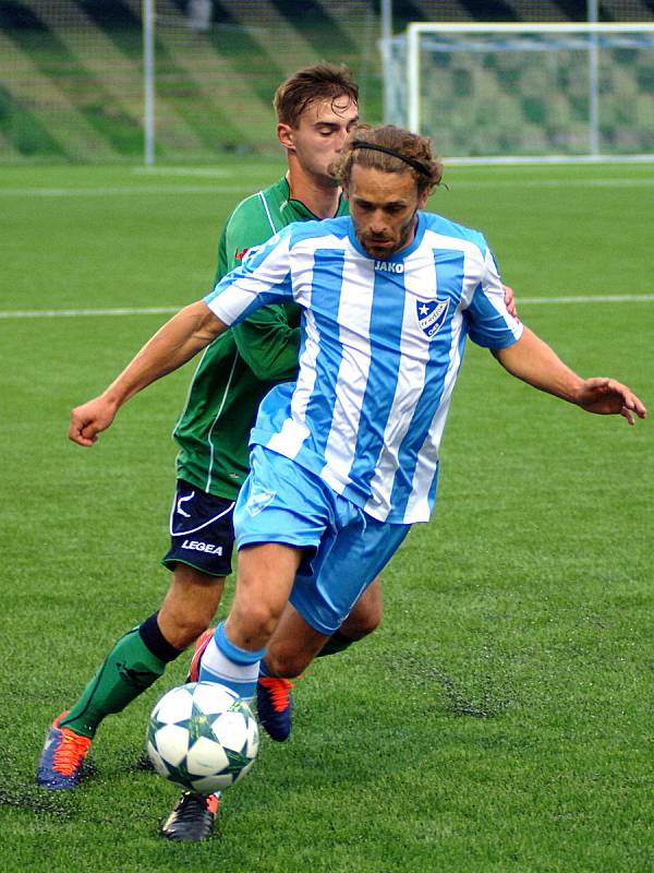 Chebská derby mezi hvězdou (v modrém) a mužstvem FC Cheb skončilo bez branek. Zápas rozhodly až pokutové kopy.