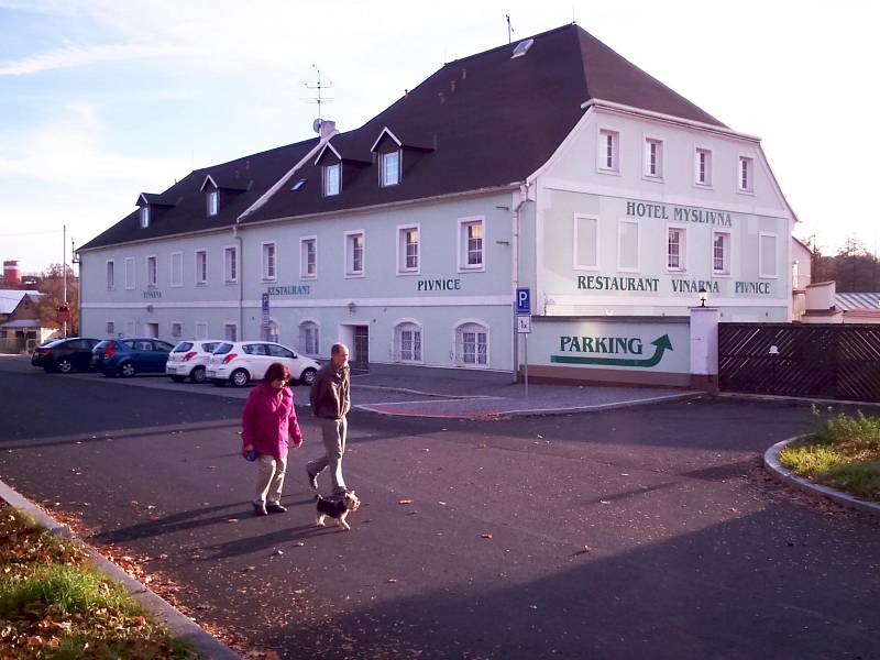 Ostrovské zastupitelstvo rozhodlo, že město koupí hotel Myslivna.