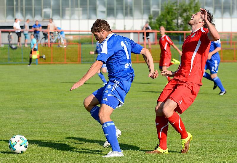 Vítězem krajského poháru mužů KKFS se stali po výhře 1:0, fotbalisté Nového Sedla (v červeném), kteří udolali nejdecký FK (v modrém).