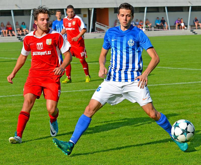 Ostrov (modrobílém) si o víkendu připsal na konto třetí výhru, když pokořil Chodov (v červeném) vysoko 7:0.