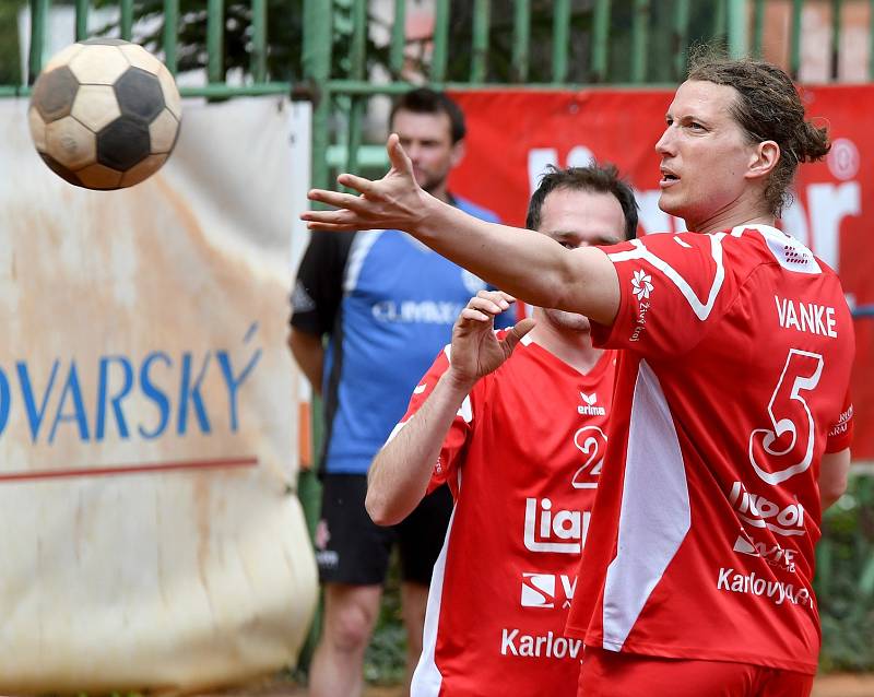 Po více než dvouměsíční „koronavirové“ pauze se karlovarský nohejbal opět hlásí  o slovo. Do nové soutěžní sezony vstupují jak ligové týmy SK Liapor Witte, tak oddíly hrající v regionálních soutěžích.