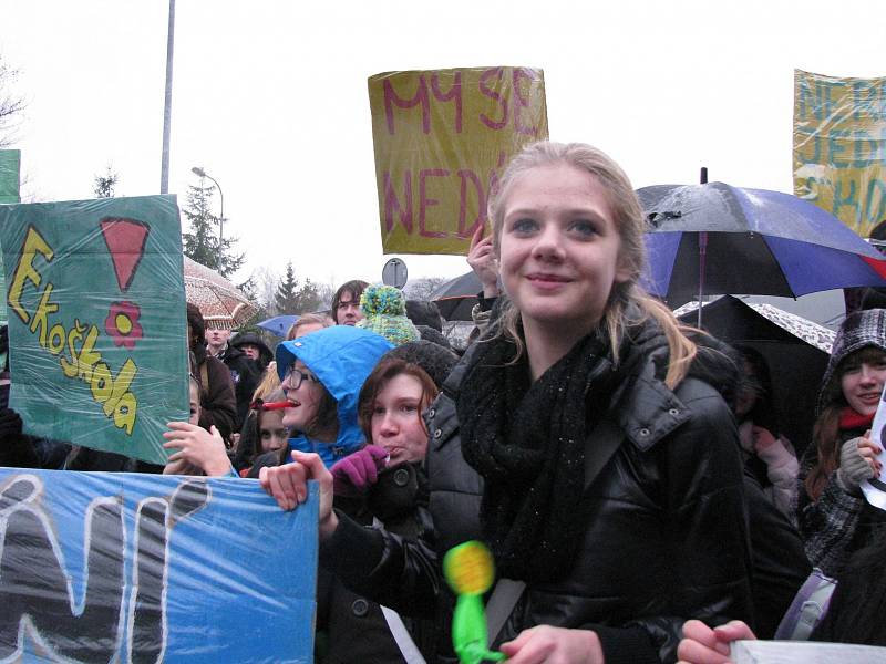 Studenti středních škol protestovali před krajským úřadem