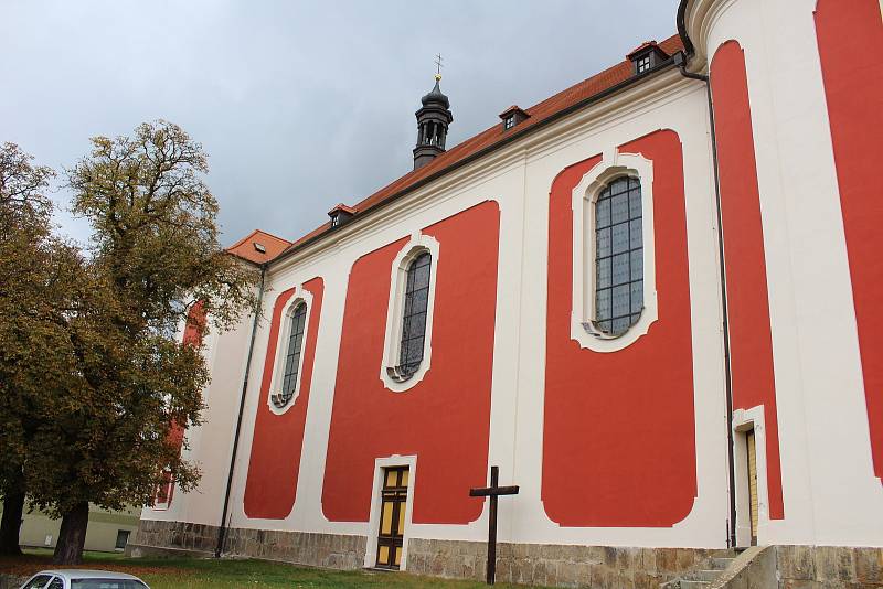 Kostel svaté Anny v Sedleci má novou fasádu.