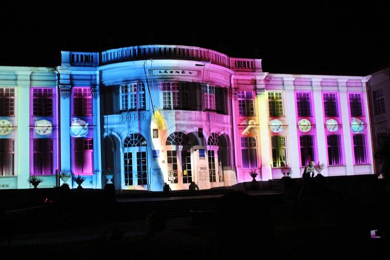 Festival světla VaryZáří, letos na počet 100. výročí vzniku státu.