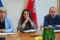 Zástupci města Karlovy Vary a Karlovarského kraje při středečním jednání o uzavření bazénu na Domově mládeže v Drahovicích.