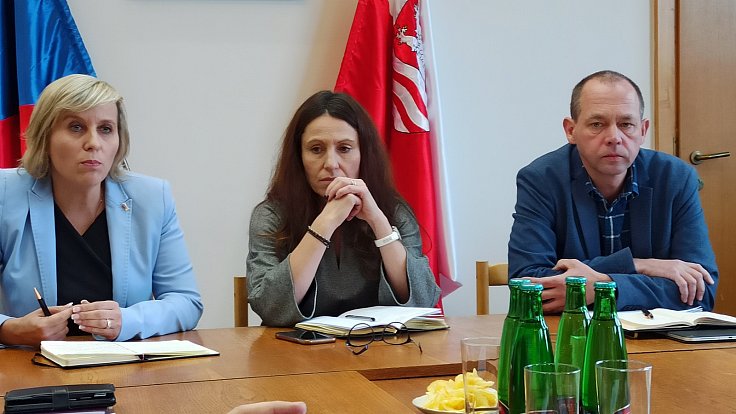 Zástupci města Karlovy Vary a Karlovarského kraje při středečním jednání o uzavření bazénu na Domově mládeže v Drahovicích.