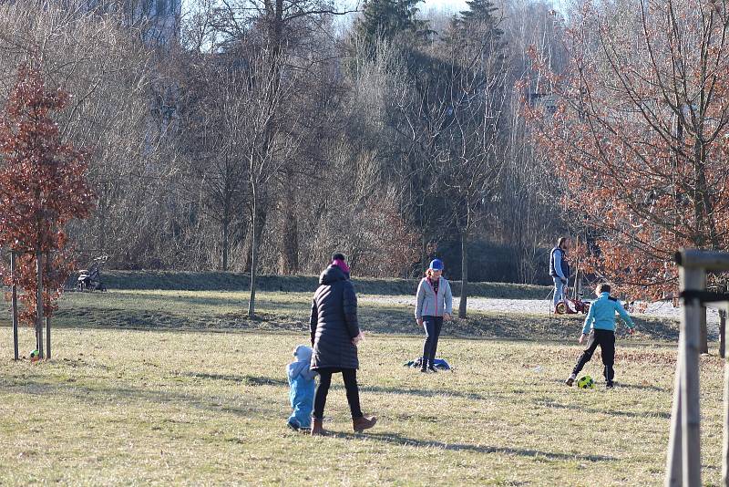 Zatímco v neděli byl poměrně klid na stezce v Tašovicích, kam lidé v poslední dny míří na procházky, rušno bylo na Meandru.