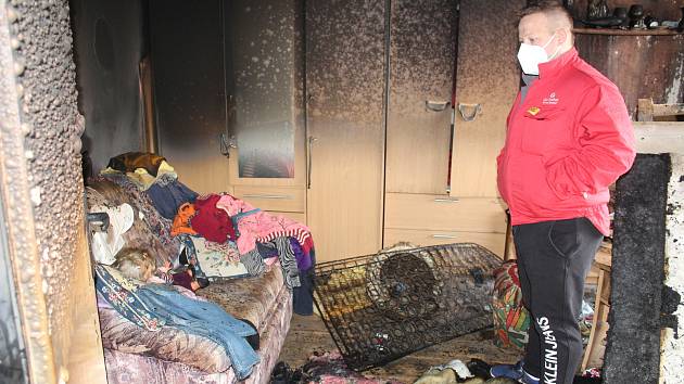 Škoda po nočním požáru v bytu ve Školní ulici sahá až ke dvěma milionům.