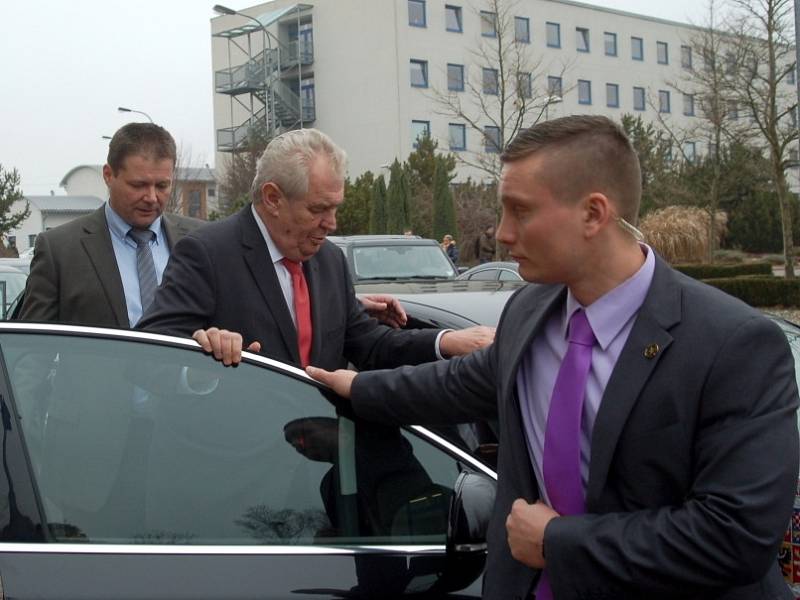 Odjezd prezidenta Miloše Zemana z Karlovarského krajského úřadu
