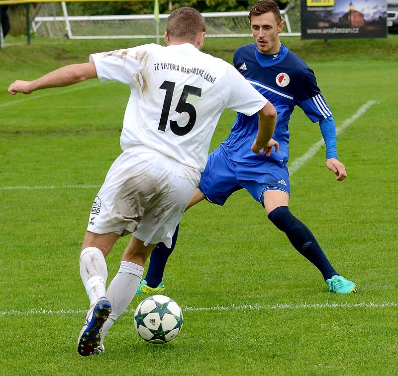 Krajské divizní derby nevyšlo hráčům Mariánských Lázní (v bílém) podle jejich představ, když museli skousnout potupnou prohru 0:6.