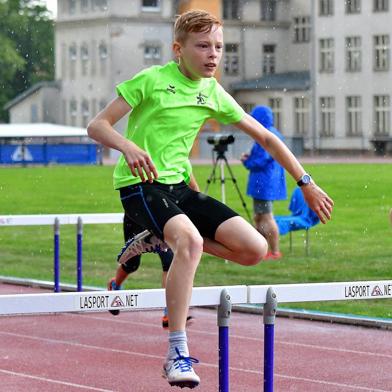 Zahájení atletické sezony v podání Atletiky Ostrov odstartují dnes na stadionu Miroslava Kitzbergera Ostrovské techniky.