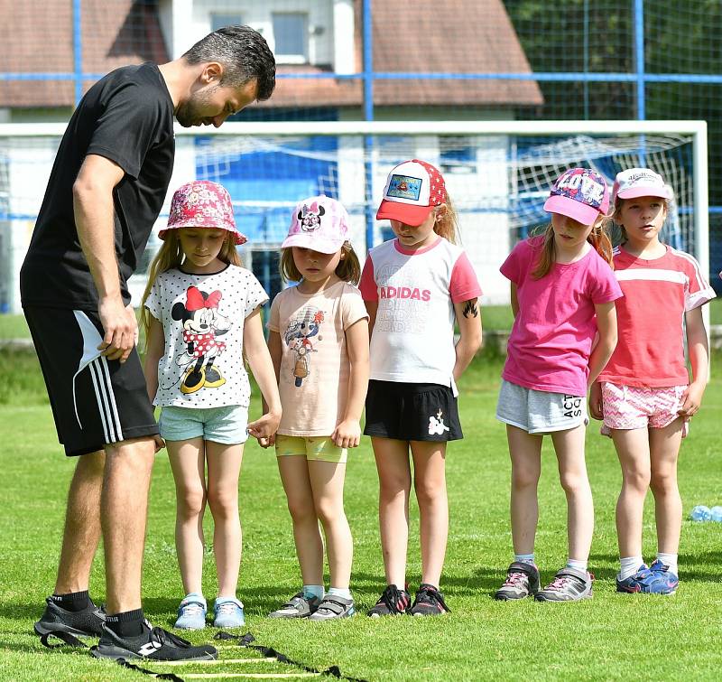 Nejdecký fotbalový stadion na Limnici se dnes prohýbal v základech. FK Nejdek se premiérově zapojil do projektu Fotbalové asociace ČR – Můj první gól.