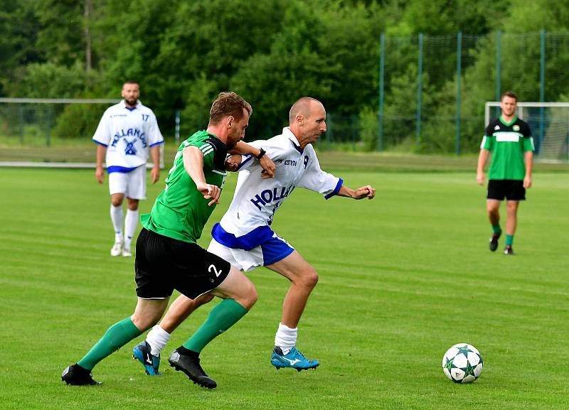 V rámci vzpomínkového utkání nestačila karlovarská Energie na výběr Vězeňské služby Ostrov (v bílém), kterému podlehla 5:6.