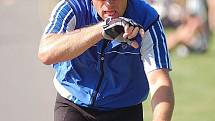 Při triatlonovém závodu Kiwi muž v Dalovicích se sportovci v sobotu řádně zapotili. Kromě náročné tratě se totiž museli vyrovnat i s tropickým vedrem, které je donutilo sáhnout si skutečně až na dno sil.