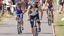 Při triatlonovém závodu Kiwi muž v Dalovicích se sportovci v sobotu řádně zapotili. Kromě náročné tratě se totiž museli vyrovnat i s tropickým vedrem, které je donutilo sáhnout si skutečně až na dno sil.