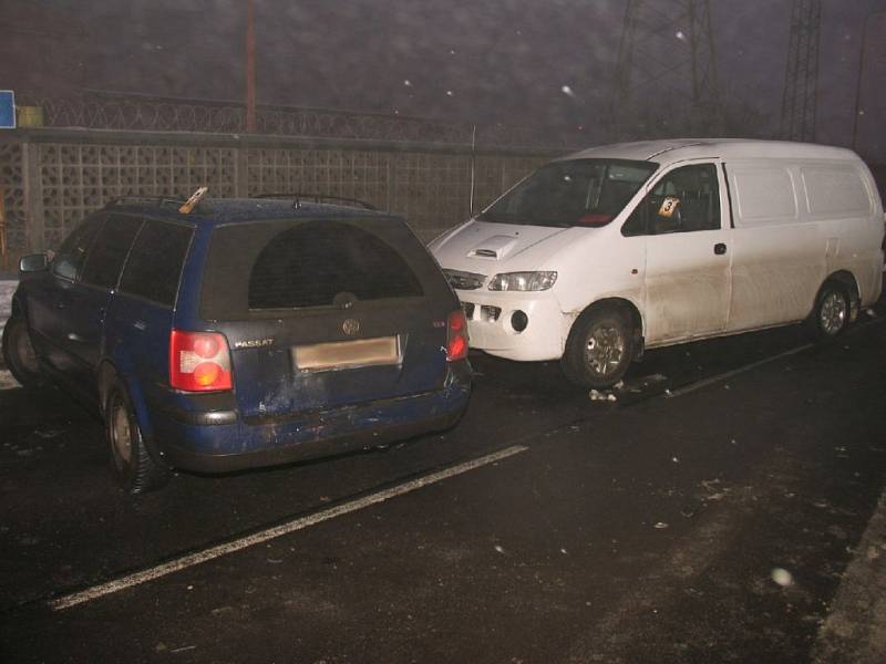 Řidič VW Passat (vůz vlevo) sice za nehodu u elektrárny Tisová nemohl, ale v jeho neprospěch hrál fakt, že policisté naměřili v jeho dechu 0,66 promile alkoholu.