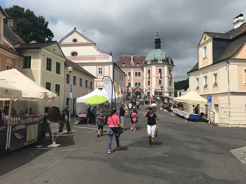 Bečov slavil. Lákaly kapely a divadla, ale také relikviář.