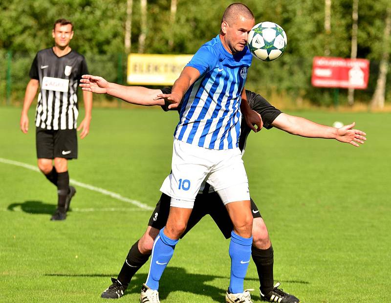 Ostrovskému FK (v modrém) se vstup do podzimní části Fortuna Divize B nepovedl, když  si výhru 1:0 odvezl Brandýs nad Labem (v černém).