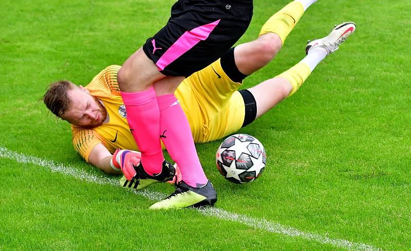 Cenný bod si připsala ve 4. kole krajské I. A třídě na konto rezerva FK Ostrov, která dosáhla v souboji s TJ Karlovy Vary-Dvory po výsledku 1:1 na bodový zisk.