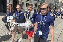 Přes 130 žáků ze Základní školy jazyků Karlovy Vary se zúčastnilo, jako dobrovolníci, Karlovarského ½ maratonu.