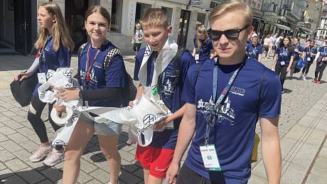 Přes 130 žáků ze Základní školy jazyků Karlovy Vary se zúčastnilo, jako dobrovolníci, Karlovarského ½ maratonu.