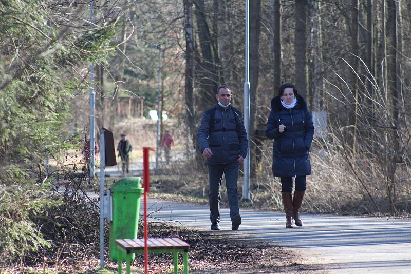 Zatímco v neděli byl poměrně klid na stezce v Tašovicích, kam lidé v poslední dny míří na procházky, rušno bylo na Meandru.