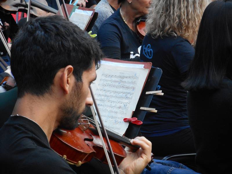 Karlovarský symfonický orchestr koncertoval na Svatošských skalách.