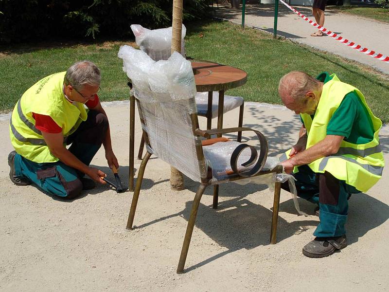 Zaměstnanci Správy lázeňslých parků připravují Havlovo místo - Havlovu lavičku.