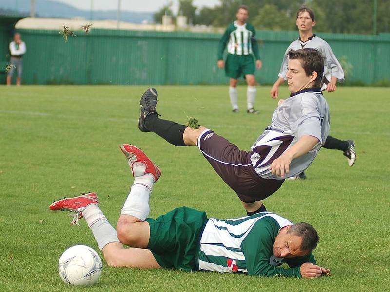 Středeční semifinále krajského poháru mužů, ve kterém se střetl Sedlec s Novým Sedlem, lépe zvládli novosedelští fotbalisté, kteří utkání vyhráli v poměru 5:1.