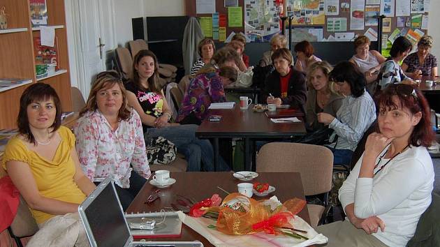 Pedagogické a vzdělávací centrum Karlovarského kraje včera poskytlo své prostory pro odbornou besedu švédských a karlovarských učitelek z mateřských škol. Ty si sdělovaly své zkušenosti a dozvídaly se zajímavosti.