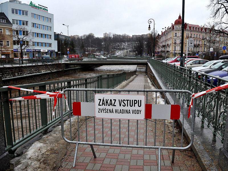 Už ve čtvrtek večer nechal karlovarský magistrát uzavřít podchody na nábřeží Jana Palacha pod kruhovým objezdem. Zaplavila je řeka Teplá