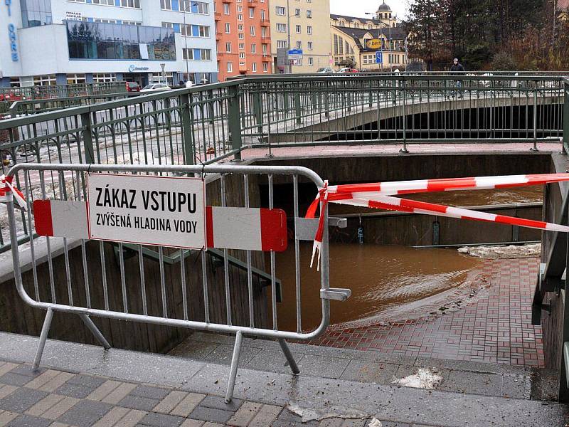 Už ve čtvrtek večer nechal karlovarský magistrát uzavřít podchody na nábřeží Jana Palacha pod kruhovým objezdem. Zaplavila je řeka Teplá