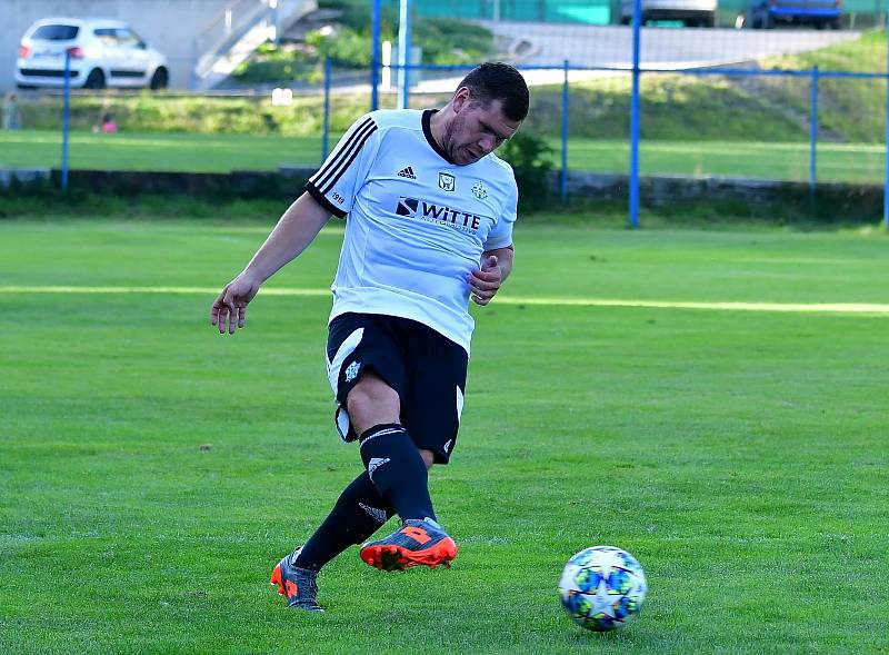 Nejdek (v bílém) si poradil na úvod s FC Cheb, slavil výhru 6:3.