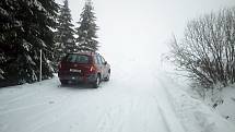 Řidiči parkující mimo vyznačená parkoviště komplikují úklid sněhu ze silnic.