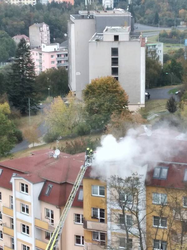 Požár zcela zničil byt v podkroví. Obyvatelé našli dočasný azyl v hotelu. Foto: Redakce
